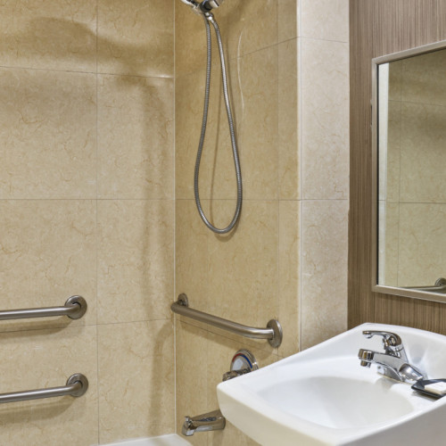 sheatlxsgb-256890-accessible-guest-room-bathroom-with-tub-high_1800x787